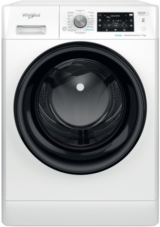 Witte Whirlpool wasmachine met een zwarte rand rond de gesloten deur en een digitaal display.