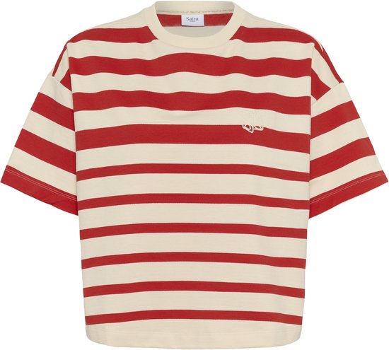 Un t-shirt écru à rayures horizontales rouges et un petit logo brodé sur la poitrine.