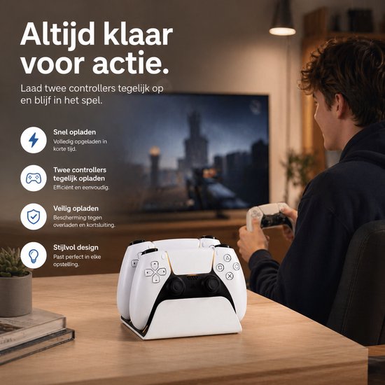 Een man die een witte controller vasthoudt, naast een wit laadstation met twee controllers.