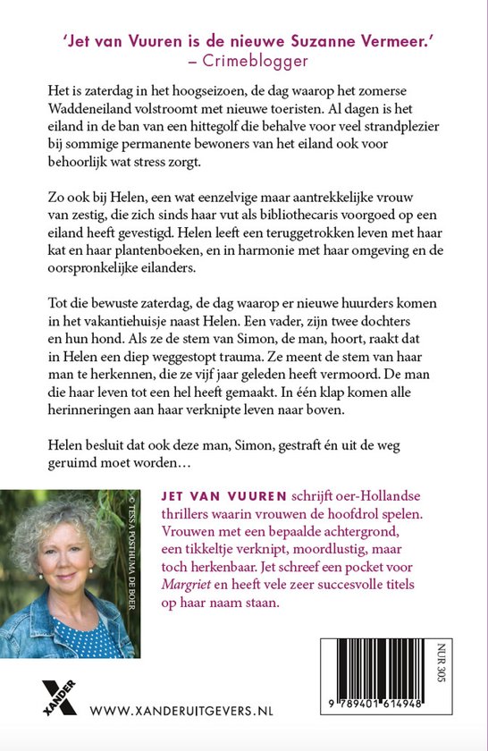 Een portret van de vrouwelijke auteur Jet van Vuuren met blond haar, met een blauw geruit jasje aan.