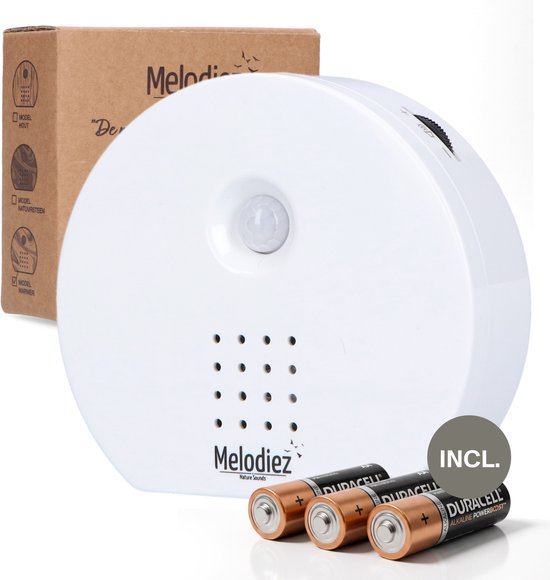 Witte ronde geluidsbox met bewegingssensor en drie AAA-batterijen, met een kartonnen verpakking.