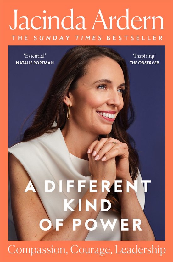 Jacinda Ardern sur la couverture de "A Different Kind of Power", avec des citations de Natalie Portman et The Observer. Le sous-titre est "Compassion, Courage, Leadership".