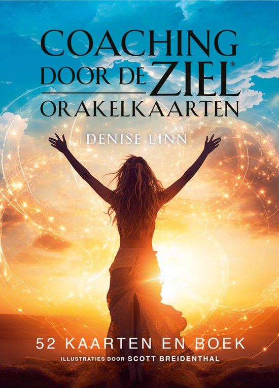 De voorkant van het spel 'Coaching door de ziel orakelkaarten' van Denise Linn. Een vrouw met haar armen omhoog in een zonsondergang, met magische lichtstralen.