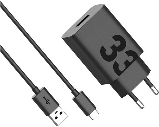 Zwarte Motorola TurboPower 33W oplader met '33' erop, met zwarte USB-A naar USB-C kabel.