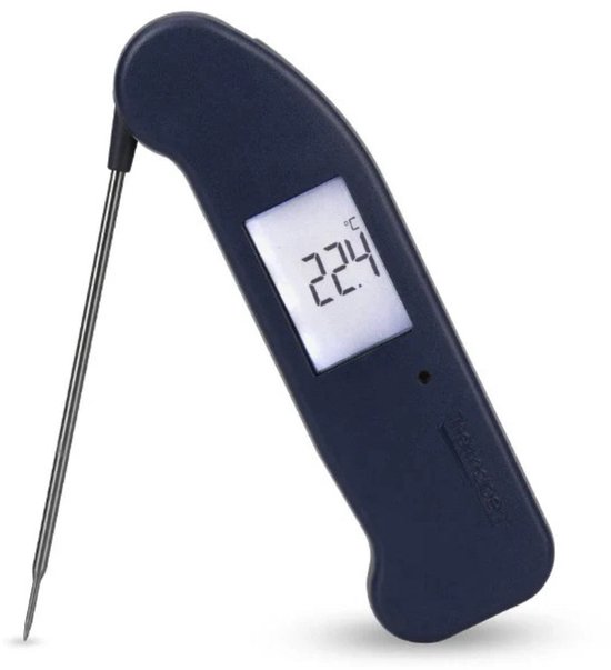 Donkerblauwe Thermapen thermometer met metalen probe, open, toont 22.4°C.