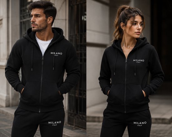 Man en vrouw in zwarte trainingspakken met 'MILANO ITALY' opdruk. De man draagt een hoodie en joggingbroek, de vrouw alleen een hoodie.