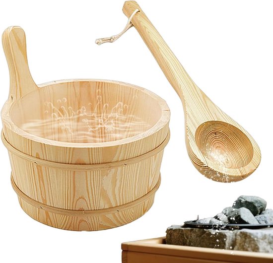 Houten sauna-emmer en pollepel, met waterdruppels en een stapel hete saunastenen.