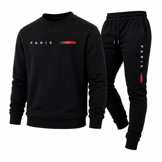 Zwart trainingspak met PARIS opdruk en rode streep. De sweater heeft 'PARIS' op de borst, de broek heeft 'PARIS' op het been.