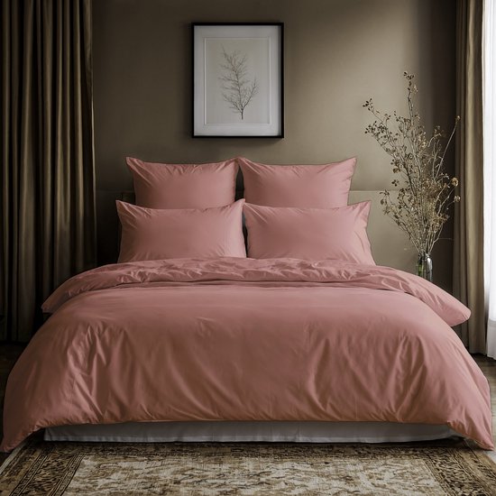 Roze dekbedovertrek en kussenslopen op een bed.