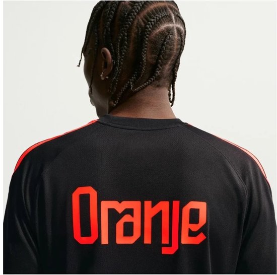 Achterkant zwart sportshirt met grote oranje letters "Oranje" op de rug.