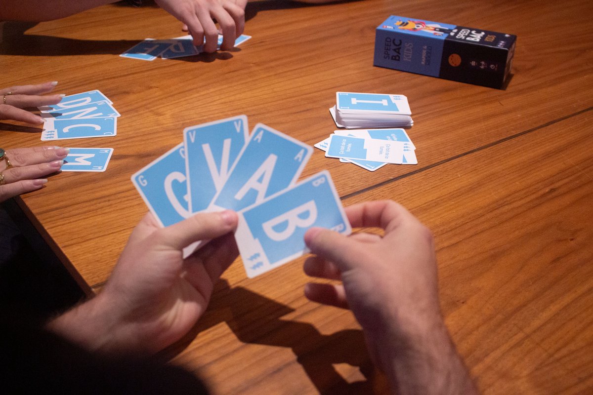 Quickstop Family - ATM Gaming – Kaartspel voor gezin & kinderen – Familiespel met letters en categorieën – 2-7 spelers – vanaf 8 jaar — afbeelding 6