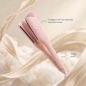 Roze Sansbeauté haarstyler van 28 cm, 505 gram, omringd door zijden linten.