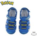 Blauwe sandalen met klittenband, gele veters en Pokémon logo.