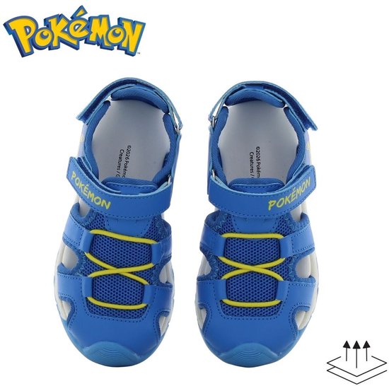 Blauwe sandalen met klittenband, gele veters en Pokémon logo.