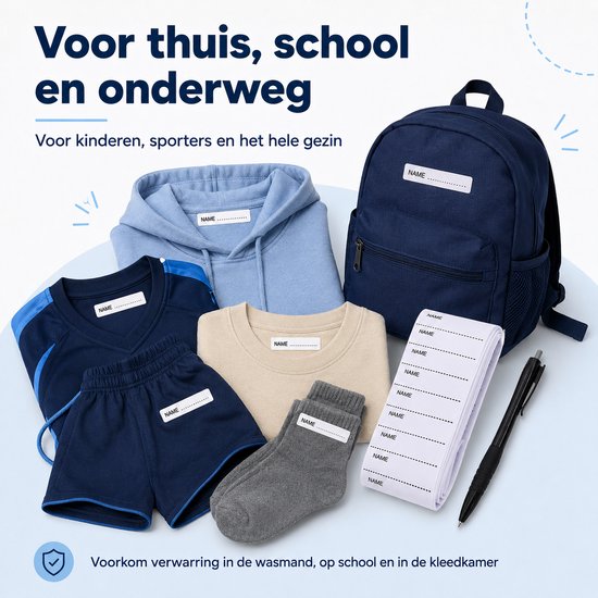 Donkerblauwe, lichtblauwe en beige kledingstukken met een donkerblauwe rugzak. Een rol met naamlabels en een zwarte pen.