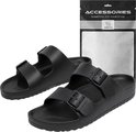 Zwarte Somstyle slippers met dubbele gesp en zilverkleurig logo op de verpakking.