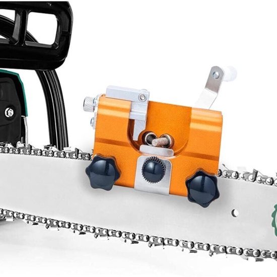 Close-up van een oranje kettingslijper met zwarte knoppen op een zilverkleurige zaagketting.
