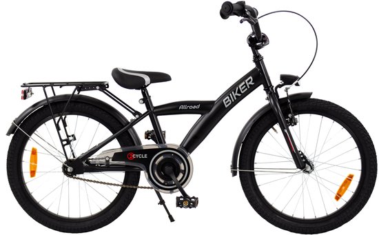 Zwarte kinderfiets met bagagedrager, "BIKER" op het frame, op witte achtergrond.
