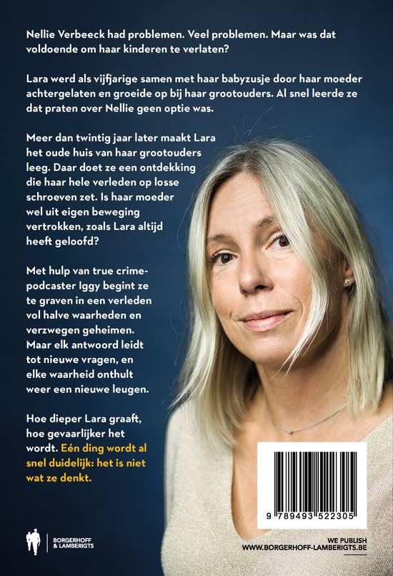 Achterkant van een boek met tekst en een portret van een blonde vrouw met blonde haren.