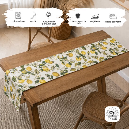 Tafelloper met citroenprint op een houten tafel. Gemaakt van katoenmix.
