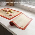 Twee Zavillo bakmatten op een aanrecht; één met cirkels voor macarons, één opgerold.