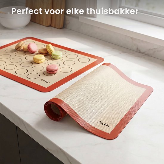 Twee Zavillo bakmatten op een aanrecht; één met cirkels voor macarons, één opgerold.