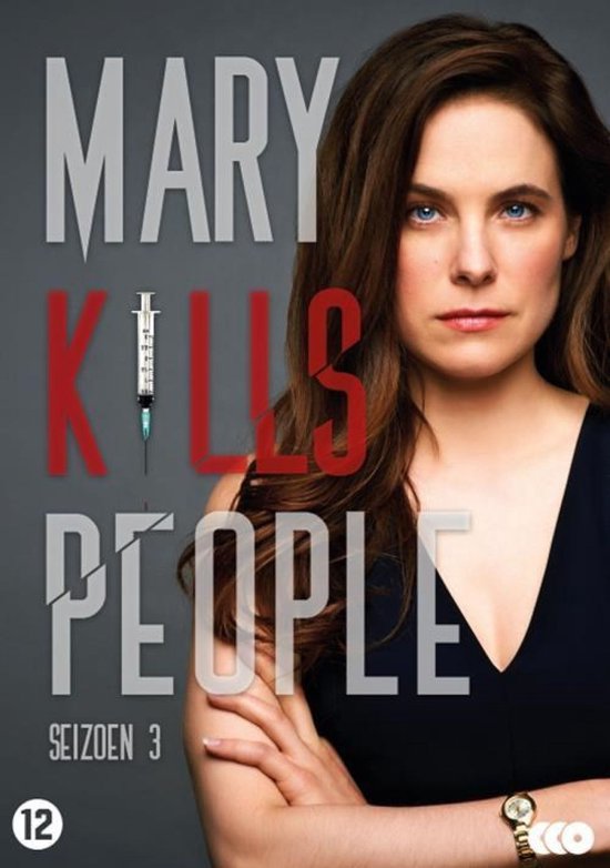 Vrouw met bruin haar en blauwe ogen, gekleed in een zwarte jurk, met de tekst 'MARY KILLS PEOPLE SEIZOEN 3'.