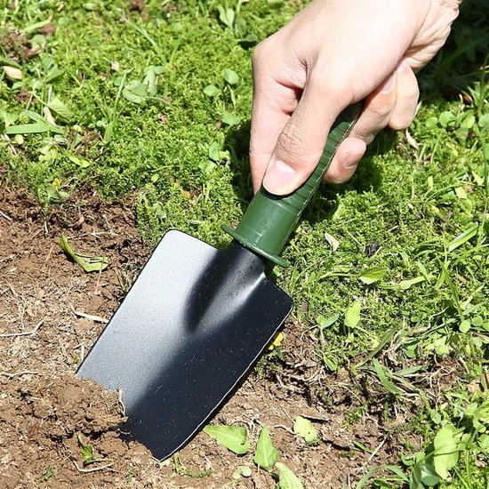 Een vierdelige tuingereedschapset, bestaande uit een schep voor het planten van bloemen en groenten, een tuinschep voor het wieden, een tuinhark en een tuingereedschapset met een plastic handvat. van Merkloos	 — afbeelding 5