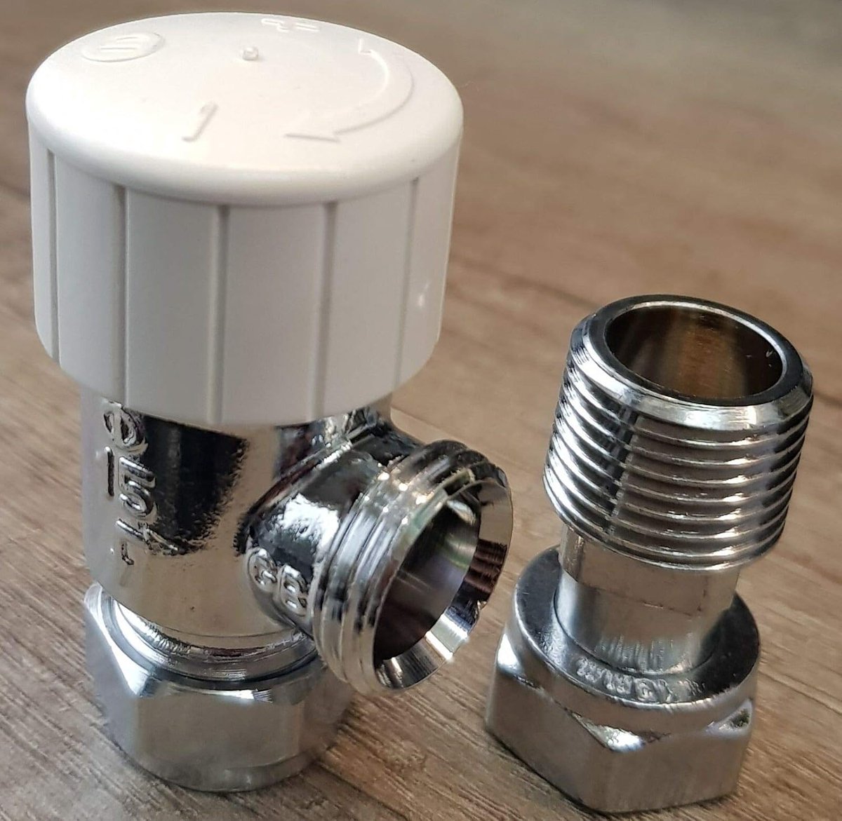 Radiatorkraan Thermostaat - Verwarming Regelklep - Temperatuur Regelen - Alleen Thermostaatlichaam - 8x6x3.3 cm - Zilverkleurig