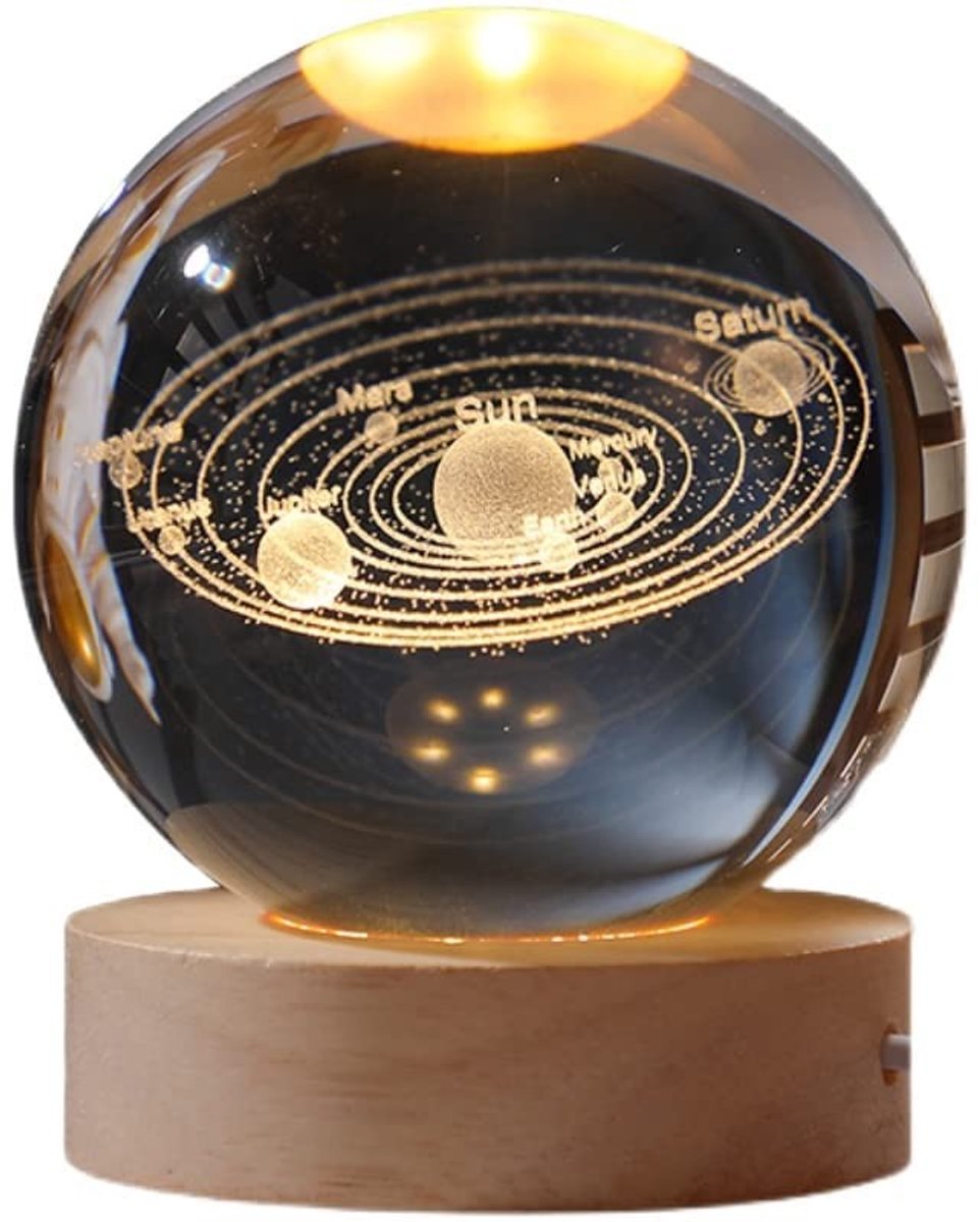 Dailygoods - 3D kristallen bol - nachtlampje met planeten - decoratief ornament - 6 cm - houten standaard - sfeervolle verlichting - geschikt voor kin...