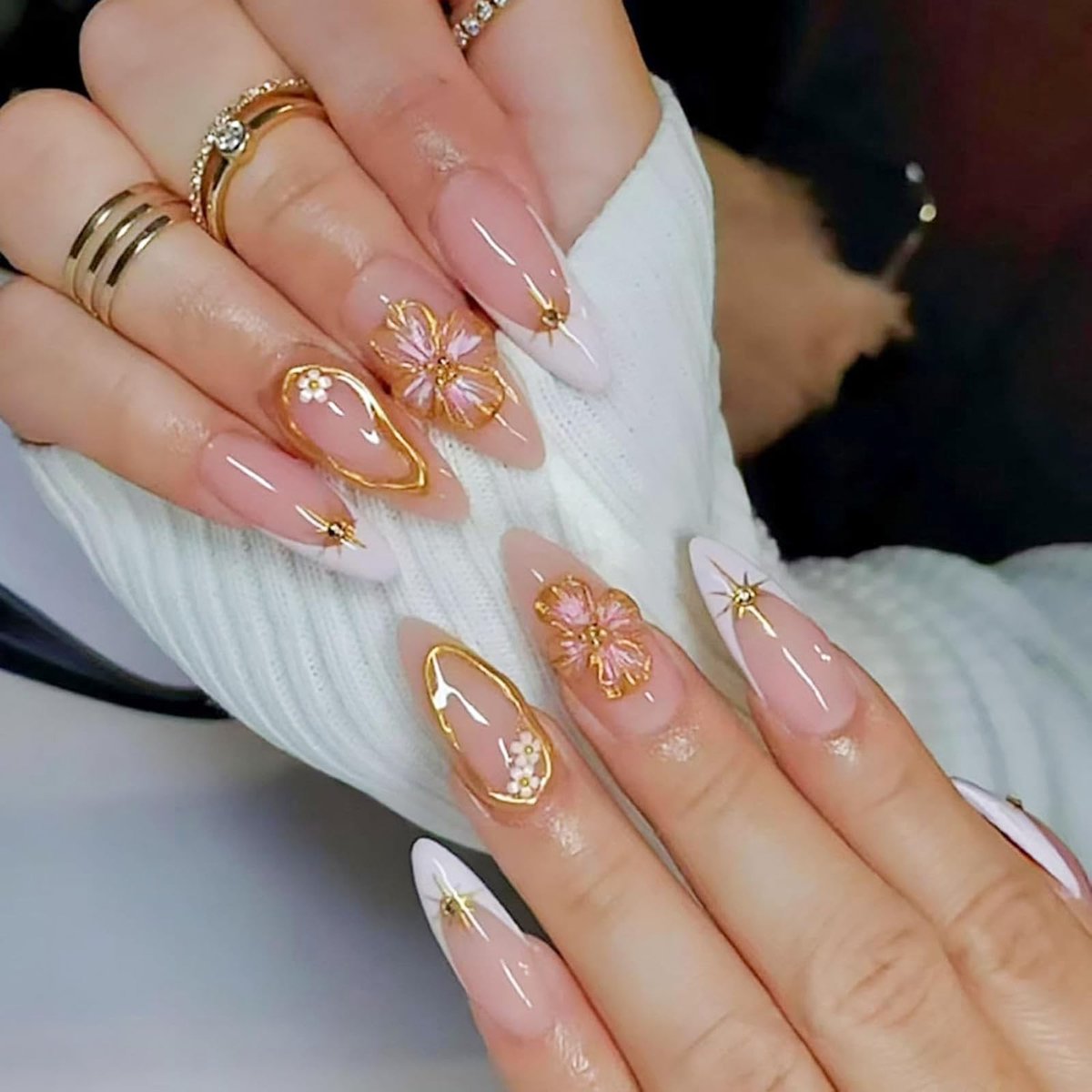 Dailygoods- Kunstnagels 24 Stuks - Amandelvormige Plaknagels - Gouden Bloemen Design - Franse Tips - Eenvoudig Aan Te Brengen - Veelzijdige Set - Nepnagels