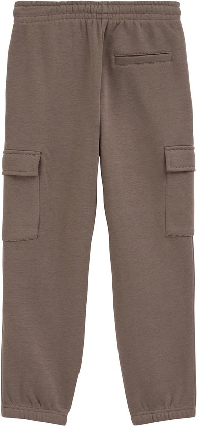 Achterkant van een bruine jongens joggingbroek met cargo zakken en een achterzak.