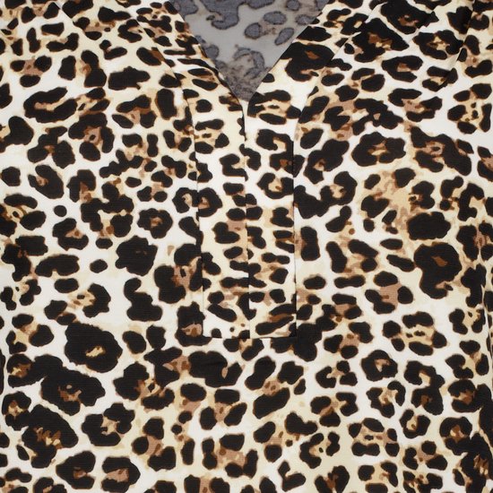 Detail van een bruine, zwarte en witte panterprint op een mouwloze top.