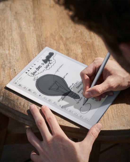 Een persoon gebruikt de BOOX Go 10.3 (Gen II) e-reader met styluspen om een notitie te maken met een gloeilamp-tekening.