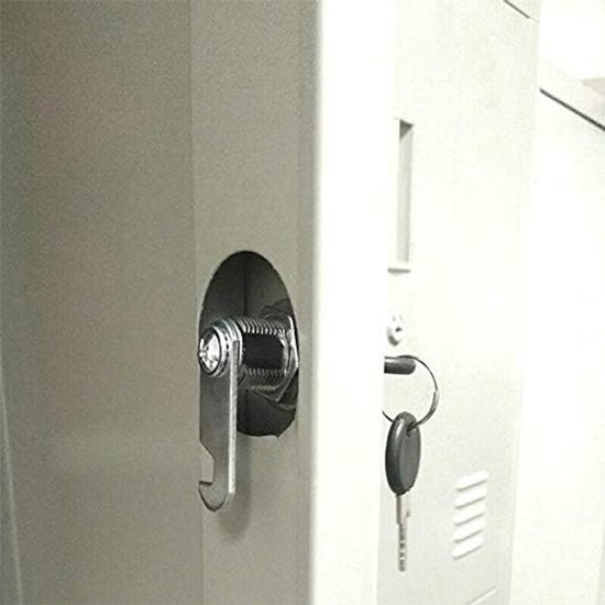 Detailopname van een zilverkleurig draaislot met een gebogen sluitarm op een grijs metalen oppervlak.