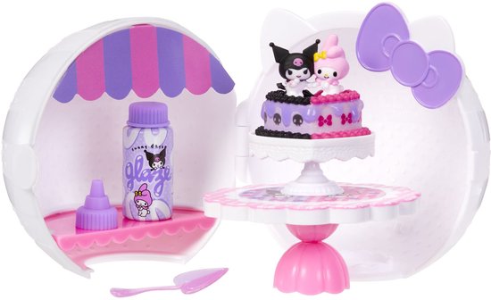 Miniverse Make It Mini Hello Kitty en Friends taart met Kuromi en My Melody figuren.