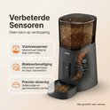 Zwarte automatische voerbak met "Verbeterde Sensoren" en "Geen kans op verstopping".