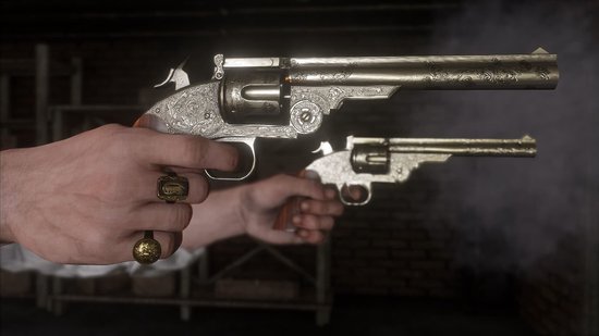 Gedetailleerde, versierde revolvers in handen, een met een grote ring.
