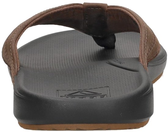 Zwarte Reef slipper met bruine leren band, gezien vanaf de achterkant.