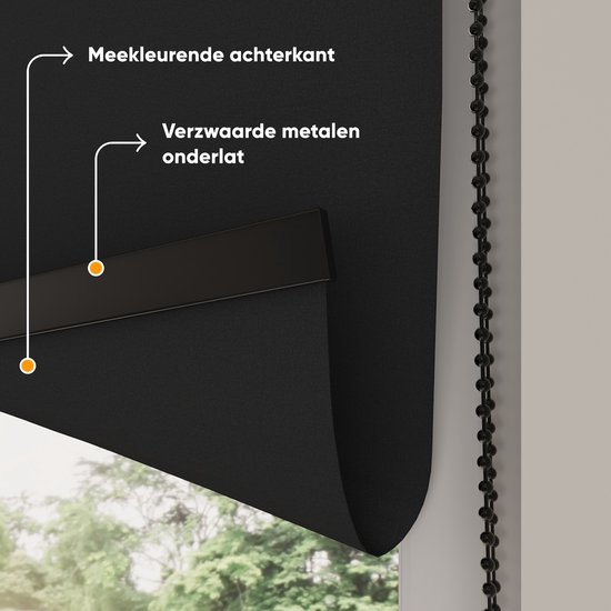 Store enrouleur noir avec barre de lestage métallique et dos multicolore.