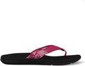 Zij-aanzicht van zwarte slipper met fuchsia bandje, bloemenprint en Reef logo.
