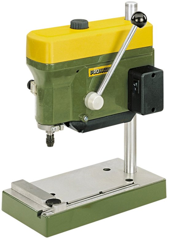 Proxxon tafelboormachine, groen met gele kap, metalen voet en hendel.