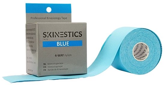 Rol blauwe Skinestics kinesiology tape naast een doos.