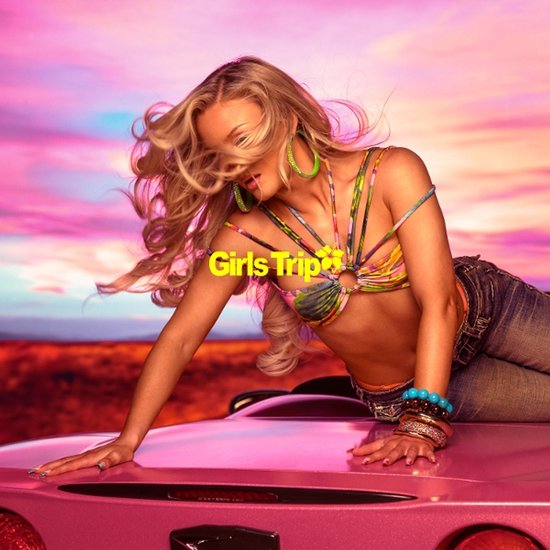 Mannequin aux cheveux blonds, vêtue d'un bikini coloré, de lunettes de soleil et d'un jean, allongée sur une voiture rose avec l'inscription "Girls Trip".
