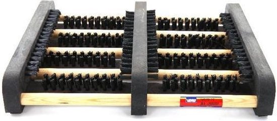 Schoenveger met zwarte borstels en houten latten, met rood/wit VRO-label.