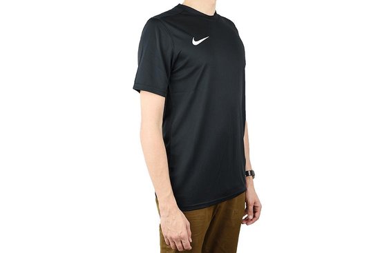 Vue de côté d'un homme portant un t-shirt de sport noir à manches courtes avec logo Nike blanc.