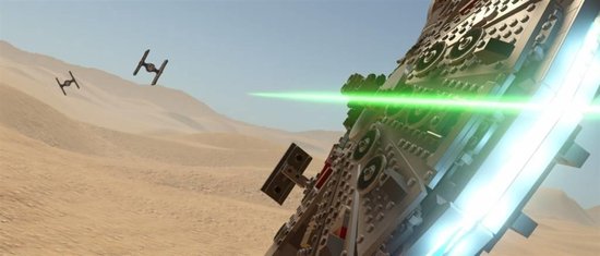 Millennium Falcon Lego-schip in woestijnlandschap, met TIE fighters en groene laserstralen.