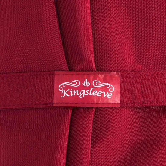 Rode stof met een wit label van het merk Kingsleeve.