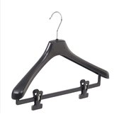 De Kledinghanger Gigant - 30 x Mantel / kostuumhanger kunststof zwart met schouderverbreding en anti-slip knijpers, 42 cm
