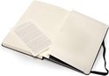 Open zwart Moleskine notitieboek met crèmekleurige, blanco pagina's en een klein vouwblaadje.